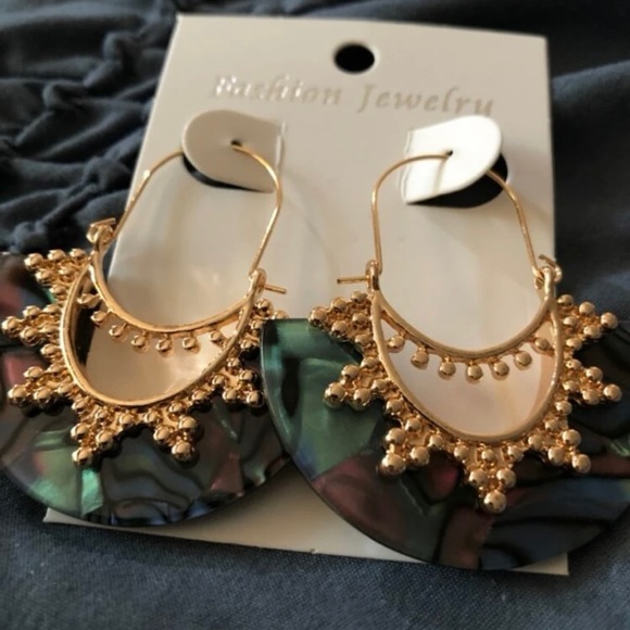 🌹2/$20.00🌹Fan Abalone Shell Earrings - Picture 3 of 5